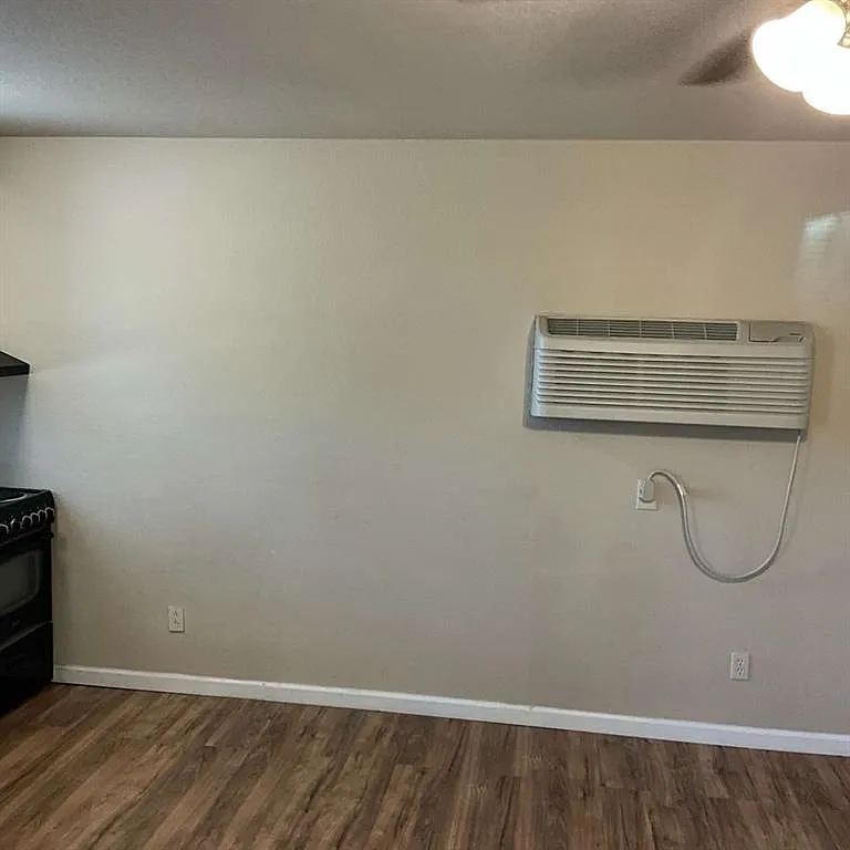 1 bed, 1.0 bath, 384 sqft, $900 — Photo 3