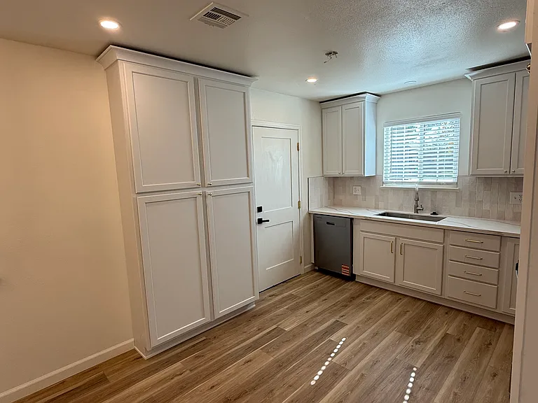2208 Bell Ave — Photo 4