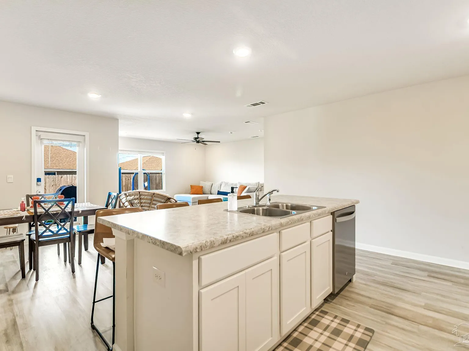 4 bed, 1757 sqft, $2,200 — Photo 4