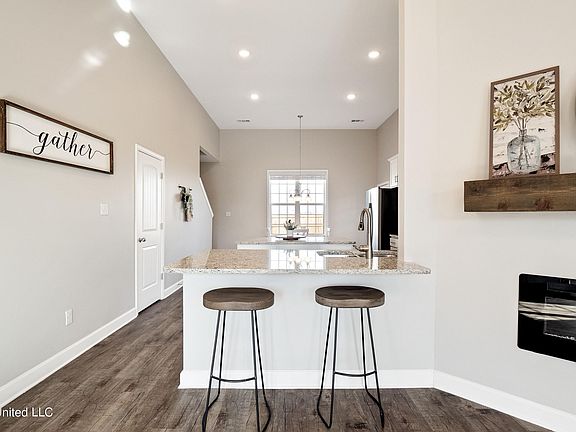 4th image of 5581 Lakeside Cir W