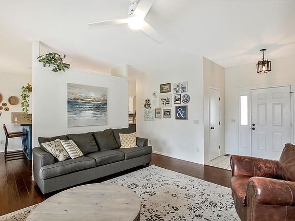 5th image of 106 W Primrose Ln