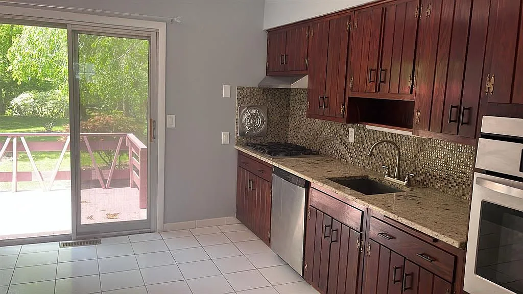 5 bed, 2430 sqft, $5,500 — Photo 4