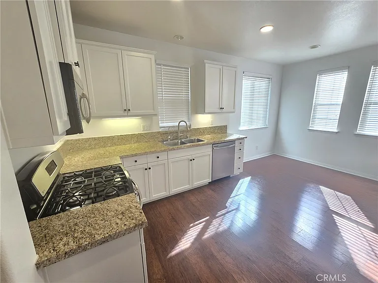 230 W Sparkleberry Ave — Photo 5
