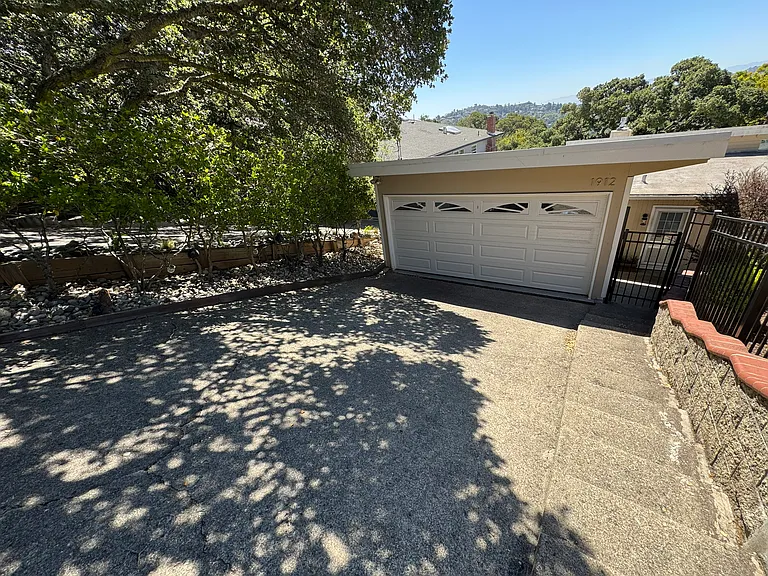 1912 Oak Knoll Dr — Photo 2
