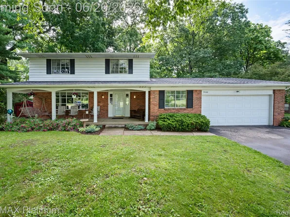9460 Deer Park Ct, Fenton, MI 48430