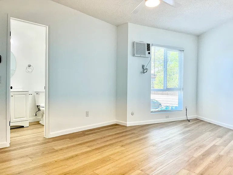 1401 Douglas St #13 — Photo 14