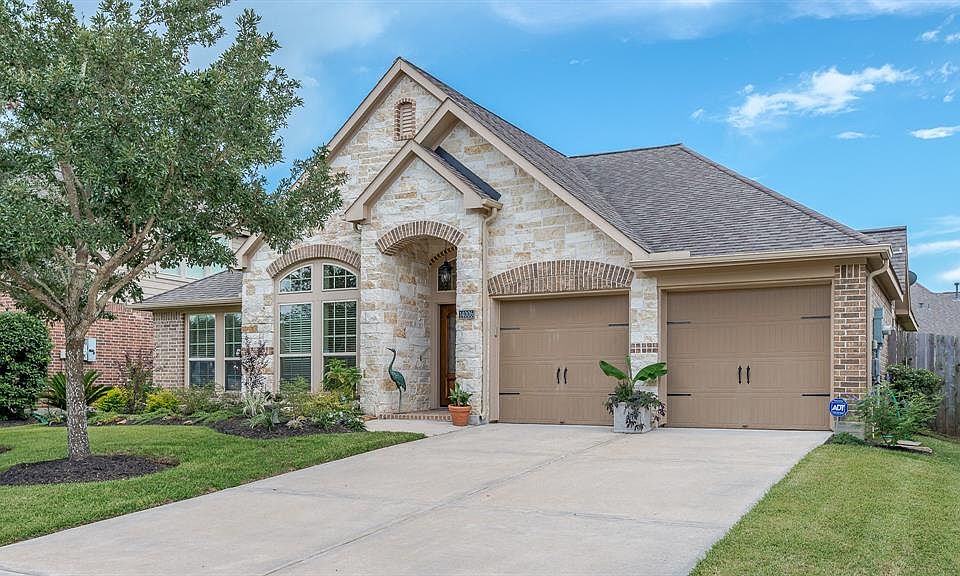 Welcome to 14006 Lake Hollow. This is a well maintained home with beautiful landscaping to accent it.