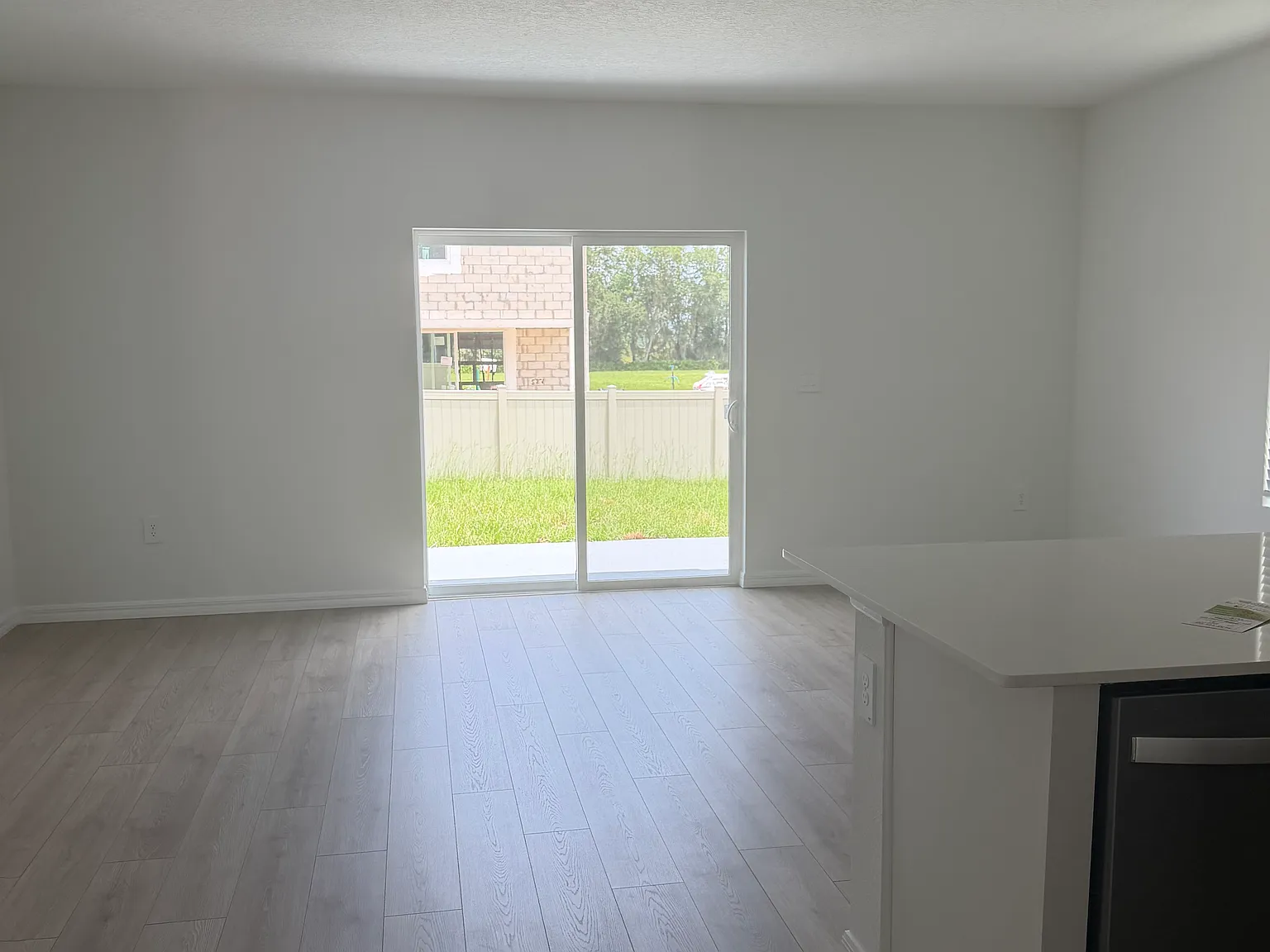 3 bed, 2.5 bath, 1463 sqft, $2,100 — Photo 2