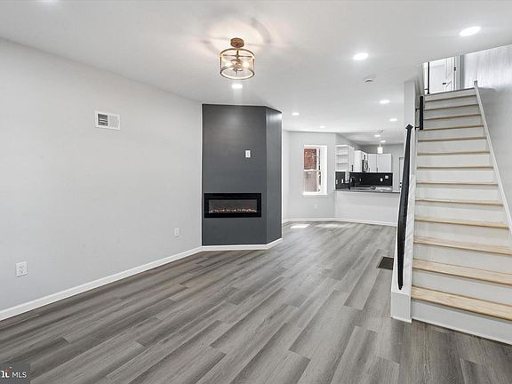 3rd image of 738 E Thayer St