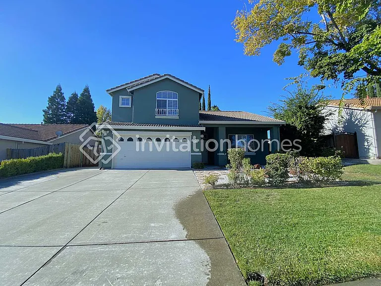472 Woodcrest Dr — Photo 1
