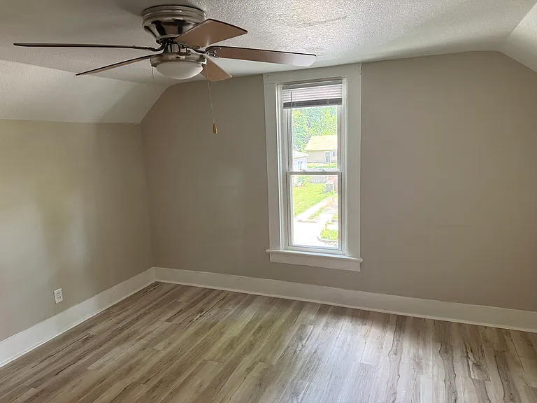 3114 Thompson Ave — Photo 8