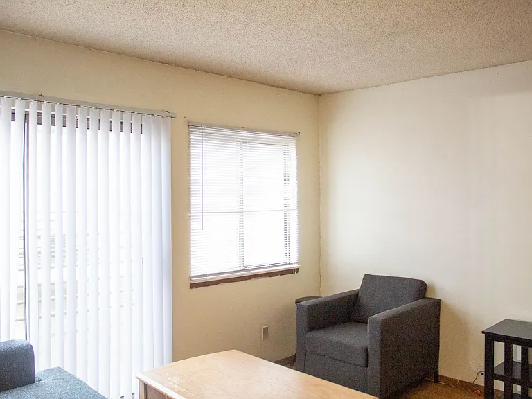 907 W Oregon St — Photo 5