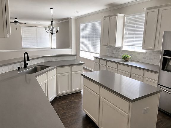 4th image of 1116 Disraeli Cir