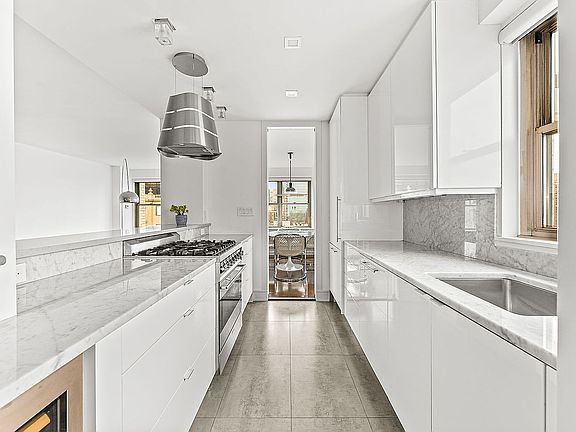 5th image of 15 W 72nd St APT 34G