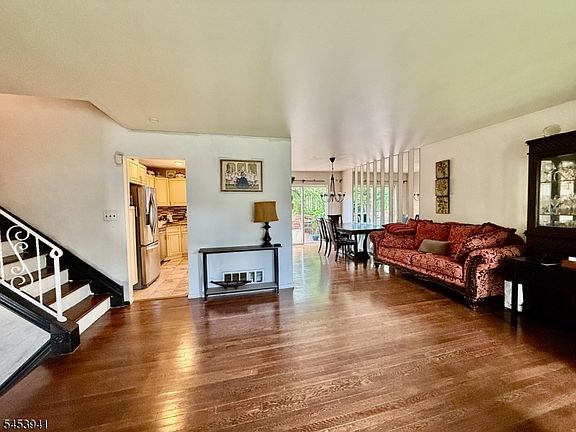 3rd image of 102 Georgia St