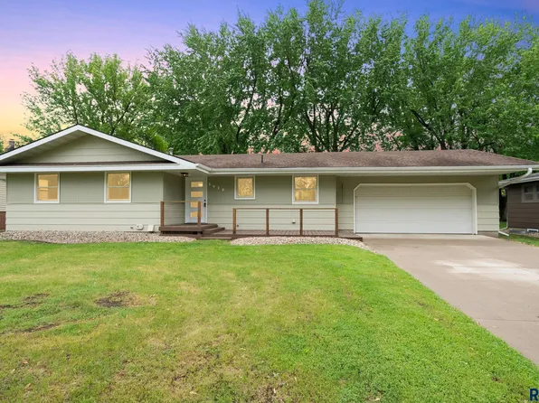 1912 E Sylvan Cir, Brandon, SD 57005