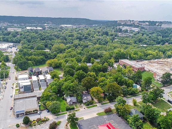 5th image of 304 S School Ave