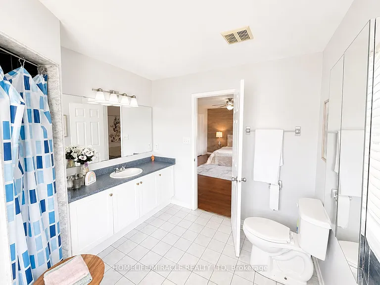 1033 Grandview St N — Photo 15