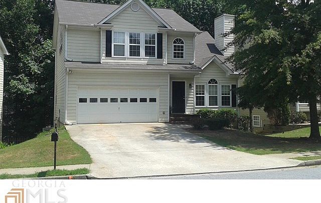 Solidly built Richport Homes resale with Hardiplank siding.