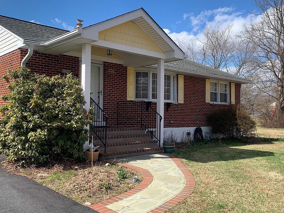 1st image of 204 Admiral Dr