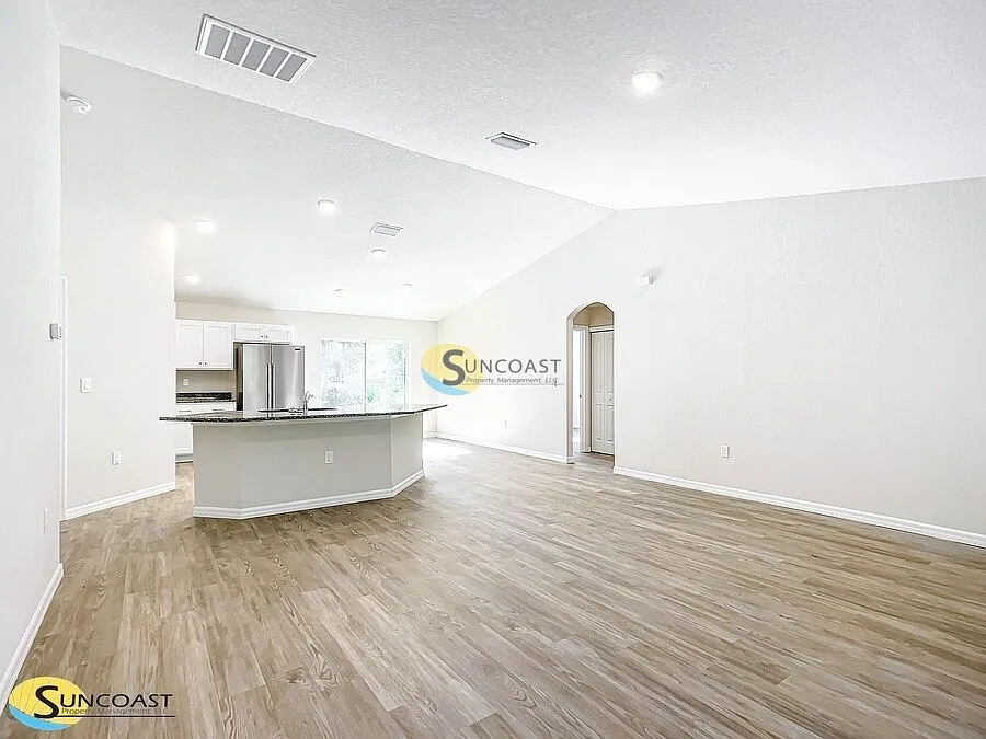 3BD|2BA Oasis! Bright And Spacious Floorplan — Photo 4