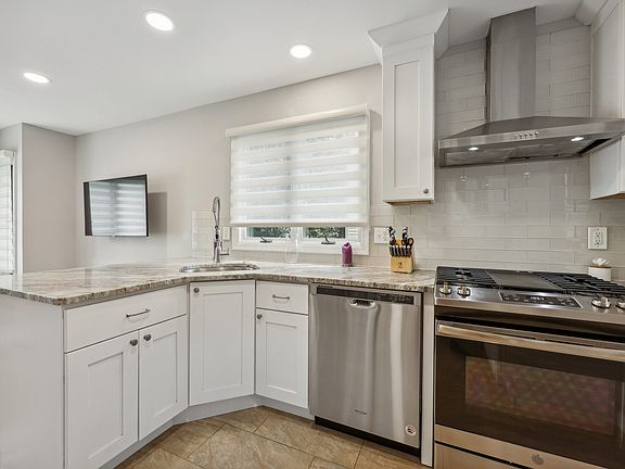 Modern Eat In Kitchen With High End Applances.