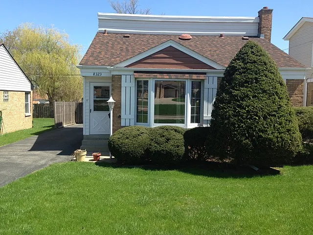 8323 N Waukegan Rd photo 1