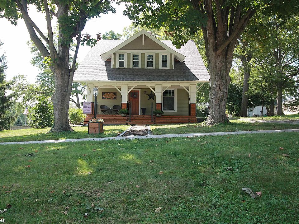 1st image of 608 W Main St