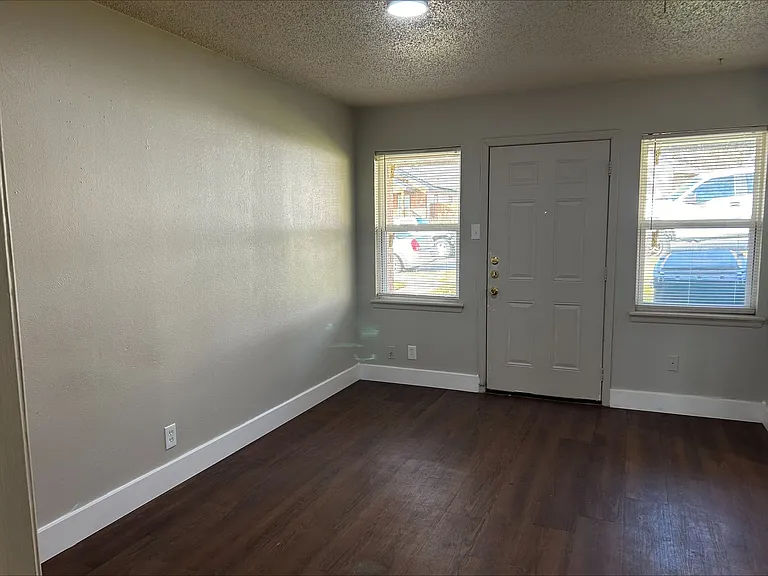 818 W Texas St — Photo 17