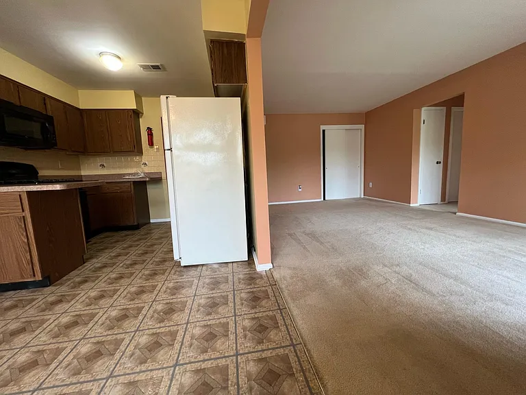 1811 Green Hollow Dr — Photo 10