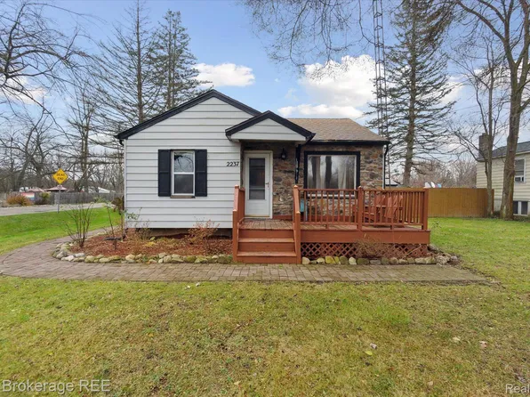 2237 Howe Rd, Burton, MI 48519