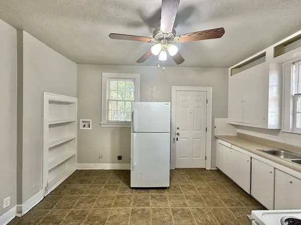 College Ave Triplex, 435 S College Ave APT B, Tyler, TX 75702