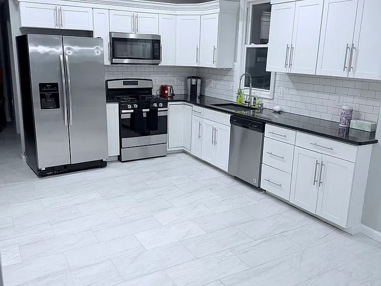 121 3rd Ave — Photo 2