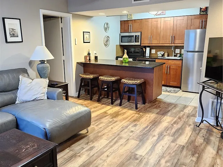 7685 Northcross Dr #308 — Photo 5