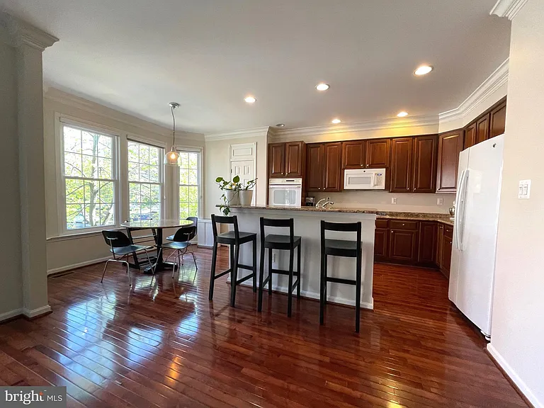 102 Lounsbury Pl — Photo 5