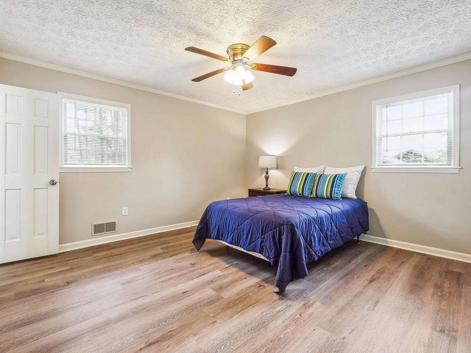 4 bed, 2.0 bath, 1900 sqft, $1,079 — Photo 1