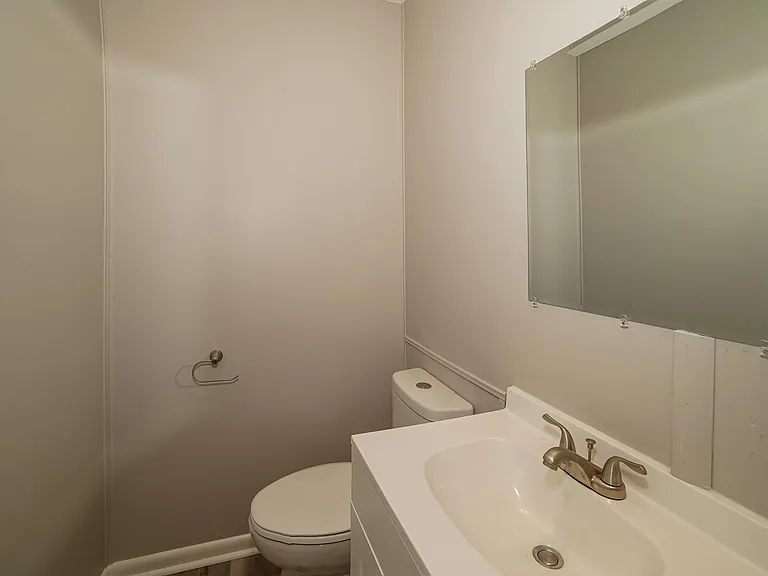 1392523_029_bathroom_13504518.jpg