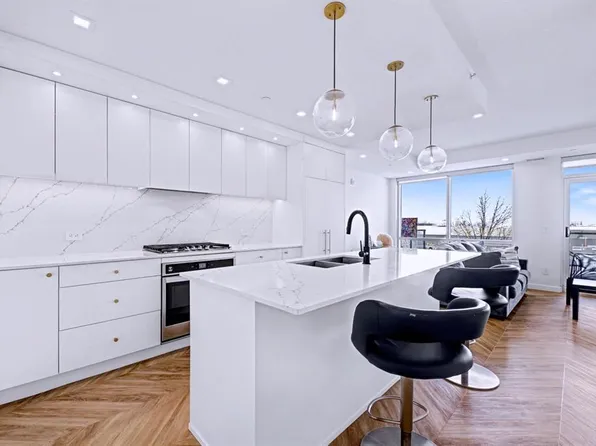 8505 N Broadcast Ave SW #303, Calgary, AB T3H 6B5