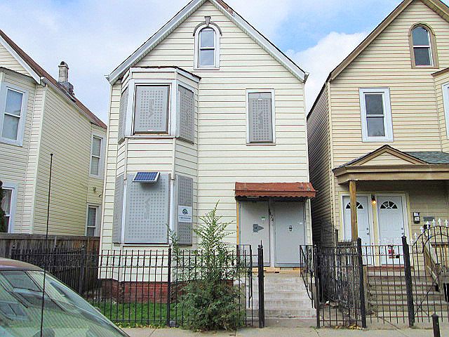 1st image of 3574 W Dickens Ave