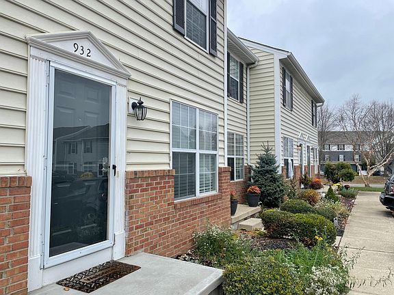 4th image of 932 Charleston Way Ave