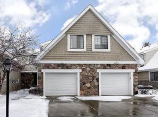 2528 Essex Dr, Northbrook, IL 60062