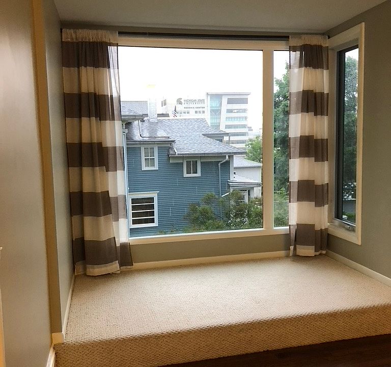 Living Room w/ picture window alcove, ideal for a nesting spot.