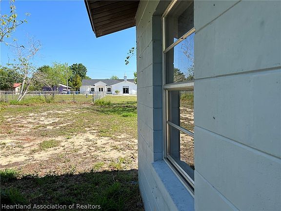 5th image of 906 Eo Douglas Ave