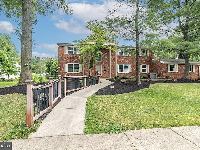 1800 Lark Ln — Photo 6