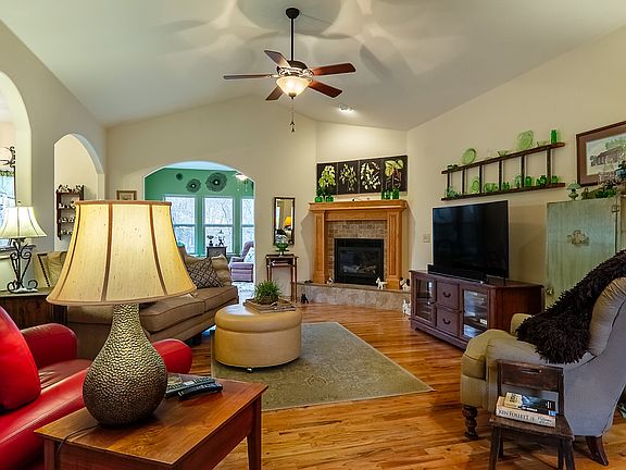 4th image of 11 Tennyson Ln