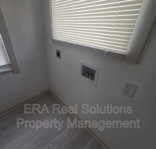 133 N Eureka Ave — Photo 22