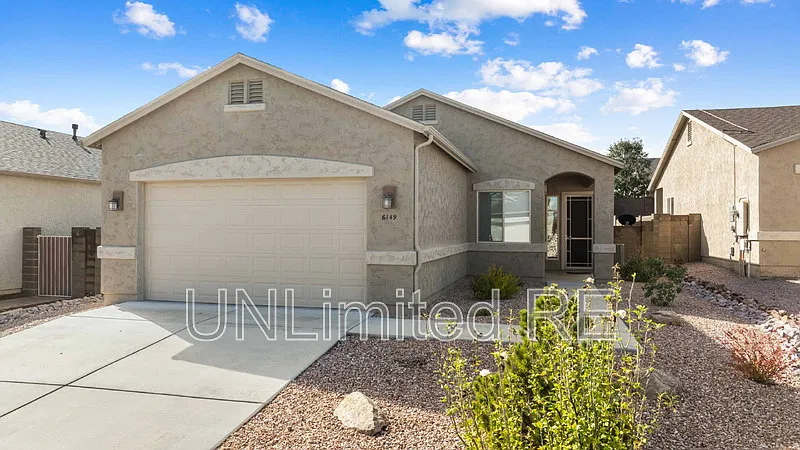 3 bed, 2.0 bath, 1391 sqft, $2,200 — Photo 2