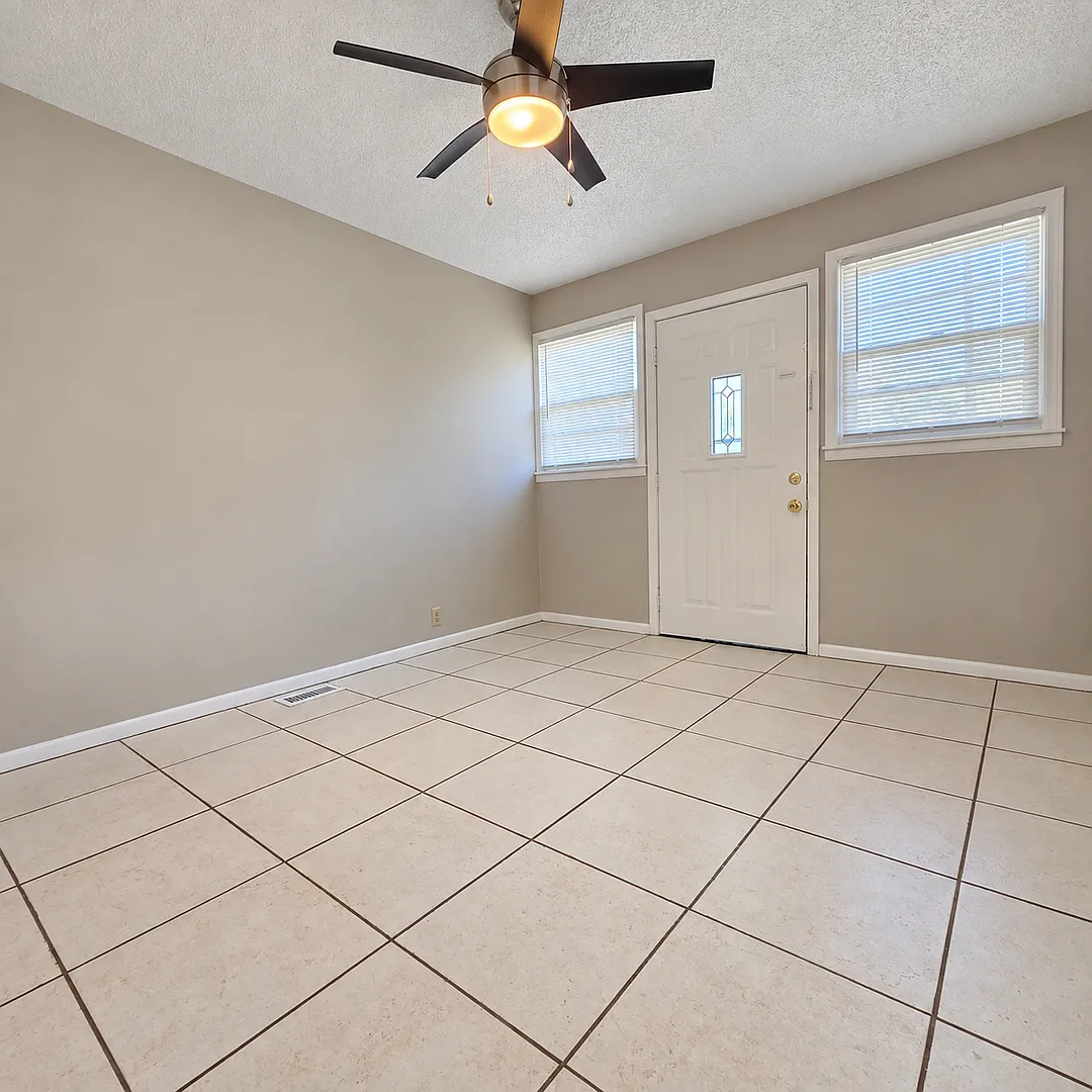 Coming Soon! Updated 2 bedroom /1 bath Close to UAH! — Photo 4