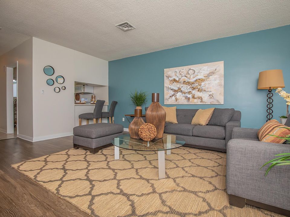 Palms- 2 bed, 1.5 bath Living Room