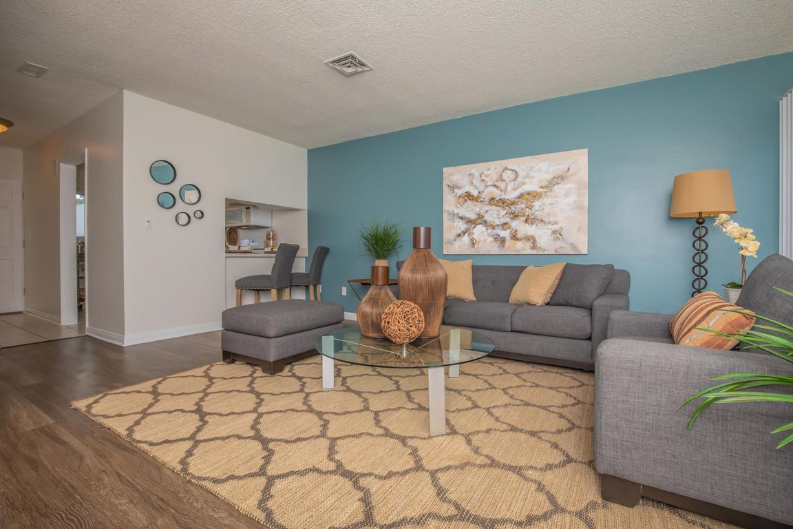 Palms- 2 bed, 1.5 bath Living Room